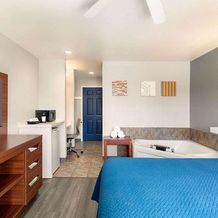 Travelodge By Wyndham Депо Бей Екстериор снимка